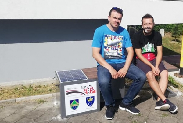 SOLAR BENCH